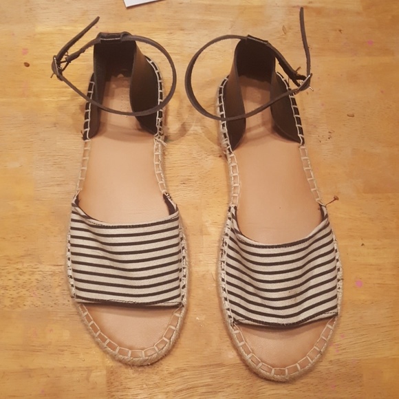 Black and white sandals - Picture 1 of 3